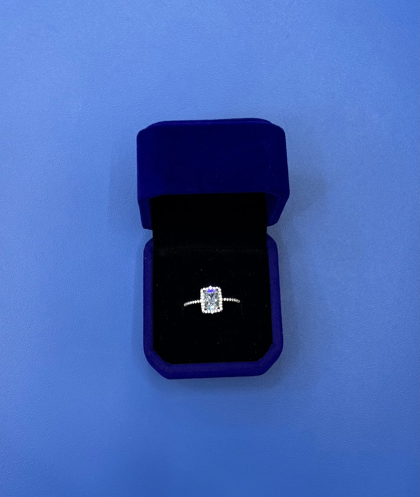 Sortija Emerald Cut Halo 6”